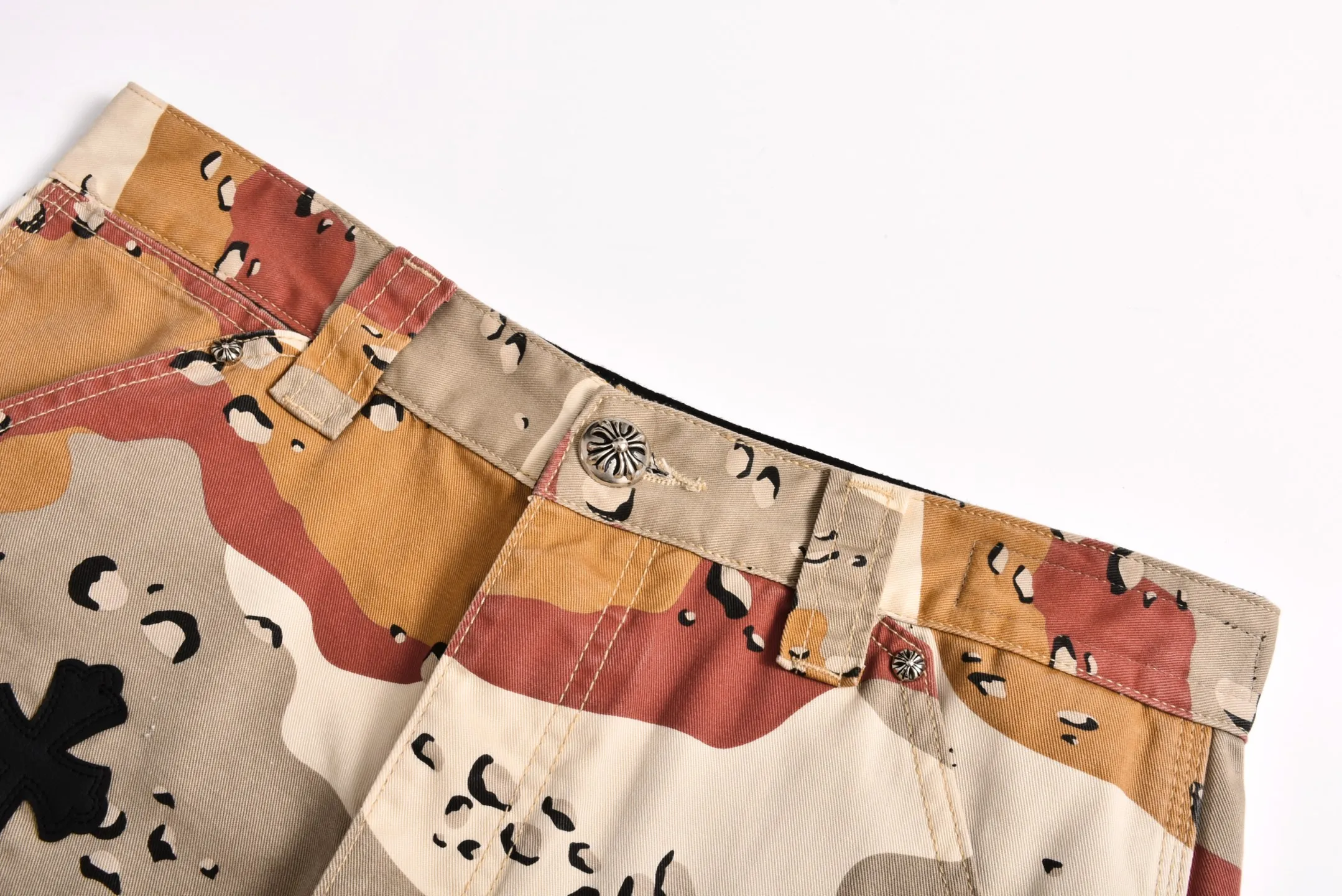 🅿️560 [Exclusive supply] CH Crouching Leather Camouflage Shorts (Red) Purchased and developed by a Los Angeles agent for US$2,980. This style is made of custom-made military canvas fabric, restored according to the original model 1:1, and printed with camouflage patterns. The customization period for the hem sex pattern stamp is 20 days, the minimum order is 1800 pieces, and the color plate is matched. The hardware buckles are all made of electroplated 925 silver material, the weight is perfectly restored, and they are aged and oxidized to black. Size:S-M-L-XL